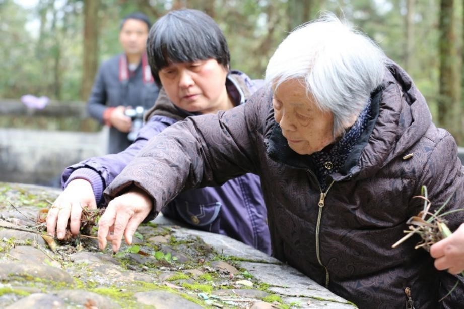 在江西莲花县玉壶山，龚全珍老人为甘祖昌将军扫墓。