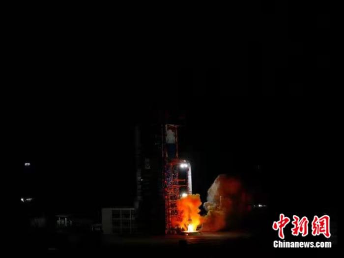 遥感三十号08组卫星发射瞬间。 郭文彬 摄