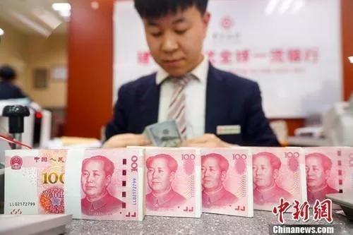 資料圖：銀行工作人員清點貨幣。<a target='_blank' >中新社</a>記者 張云 攝 