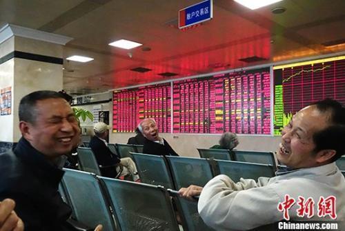 資料圖：某證券公司交易大廳內的股民。 <a target='_blank' >中新社</a>記者 劉忠俊 攝 