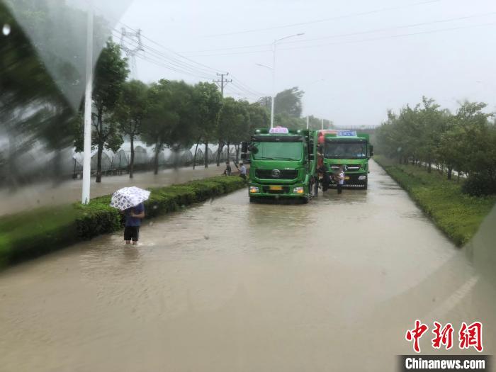臺(tái)風(fēng)天里的“破風(fēng)者”：能開到哪算哪能拉多少人是多少