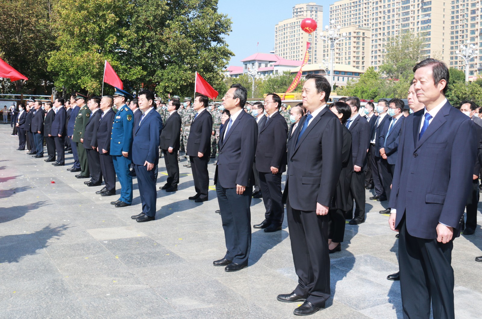 聊城市委副书记李春田,聊城军分区司令员于海波,政委郝爱军等军地领导