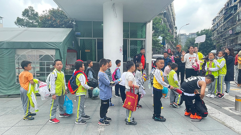 托管服務結束后，孩子們在校門口排隊等待家長來接。