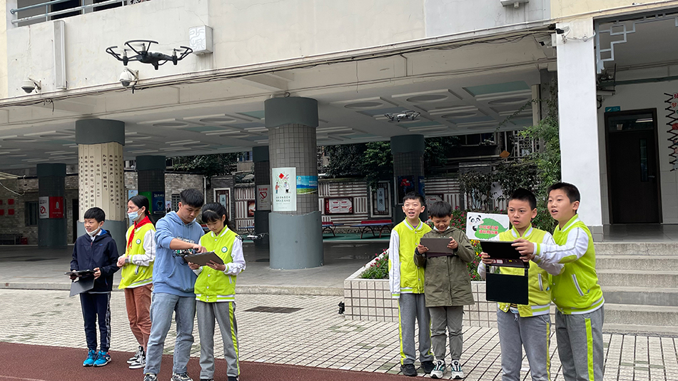 10月16日，周六，“無人機班”的孩子在學習操縱無人機飛行。 本文圖片均由澎湃新聞記者 何利權 圖