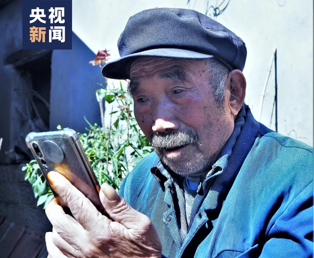 △莊步全老人在看莊元東的照片