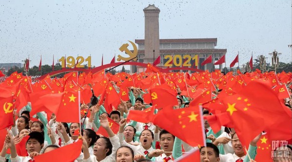 △慶祝中國共產(chǎn)黨成立100周年大會上，全場高唱《歌唱祖國》。（總臺記者廖江衡拍攝）