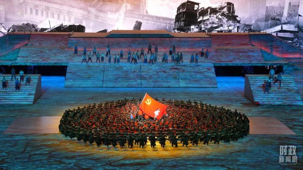 △慶祝中國共產(chǎn)黨成立100周年文藝演出《偉大征程》，情景舞蹈《黨旗在我心中》。（總臺央視記者魏幫軍拍攝）