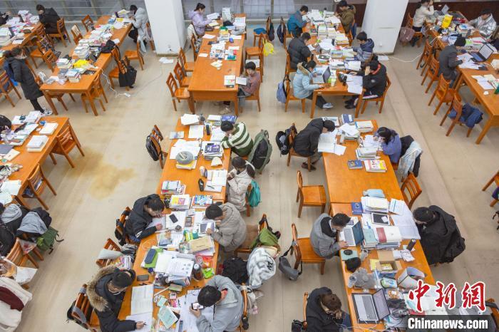 資料圖：圖書館內(nèi)考生正在緊張復(fù)習(xí)。 劉力鑫 攝