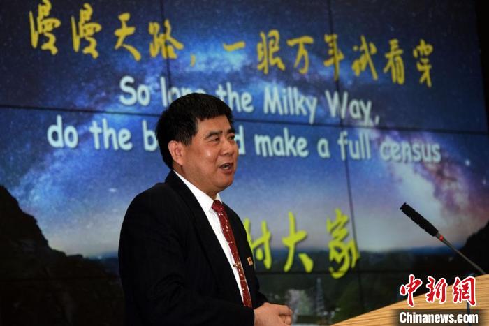 中科院國家天文臺韓金林研究員在發(fā)布會上介紹FAST在脈沖星搜尋方面科研進(jìn)展?！?a target='_blank' href='/'>中新社</a>記者 孫自法 攝