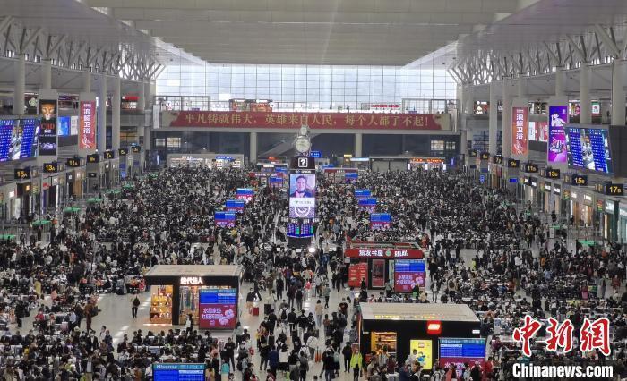 資料圖：上海虹橋站候車大廳內(nèi)，旅客們在有序候車。 王程偉 攝