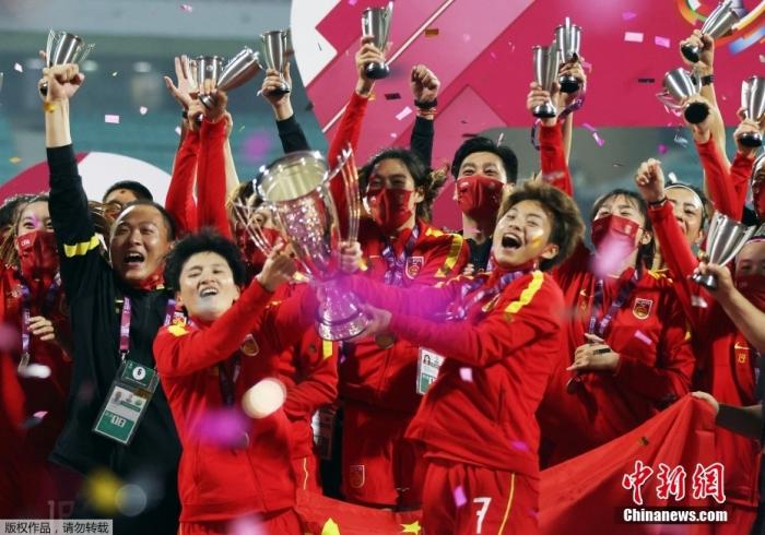 2月6日晚，中國(guó)女足3:2逆轉(zhuǎn)韓國(guó)女足奪得亞洲杯冠軍。比賽中，韓國(guó)隊(duì)先入兩球，下半場(chǎng)唐佳麗、張琳艷4分鐘內(nèi)連入兩球扳平比分。第93分鐘，肖裕儀打進(jìn)絕殺球。這是中國(guó)女足第9次奪得亞洲杯冠軍。圖為中國(guó)女足隊(duì)員捧杯。