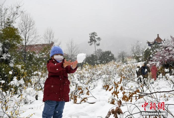 資料圖：2月7日，安徽省合肥市迎來降雪天氣，小朋友在嬉雪。 韓蘇原 攝