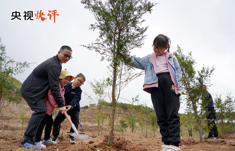 【央視快評(píng)】讓祖國(guó)天更藍(lán)山更綠水更清生態(tài)環(huán)境更美好