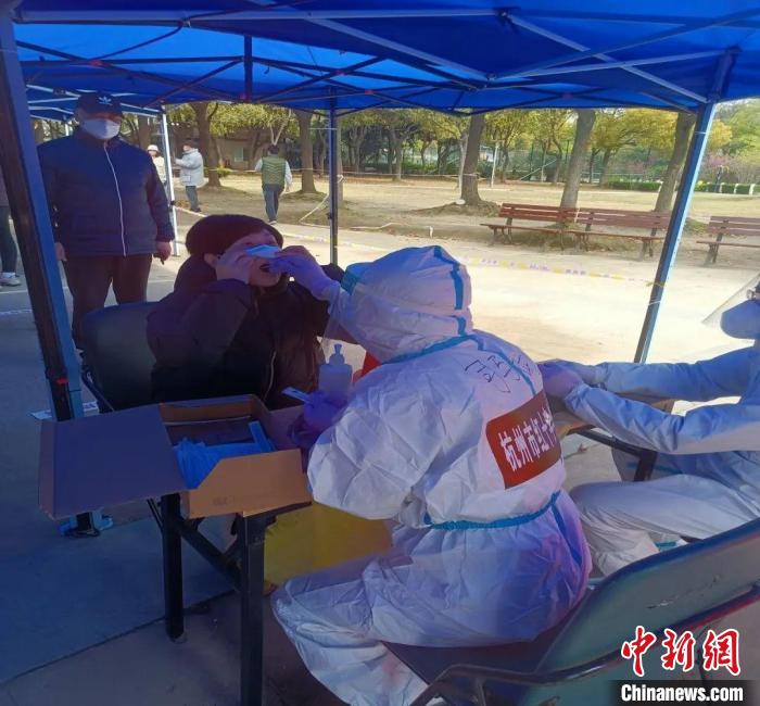 司马斌在上海支援核酸采样。 司马斌 供图