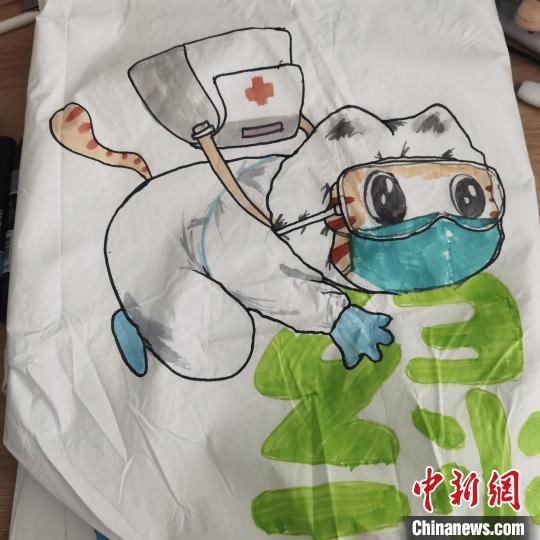 “戰(zhàn)袍畫手”唐丹的“大白”作品 九里亭街道黨群辦供圖
