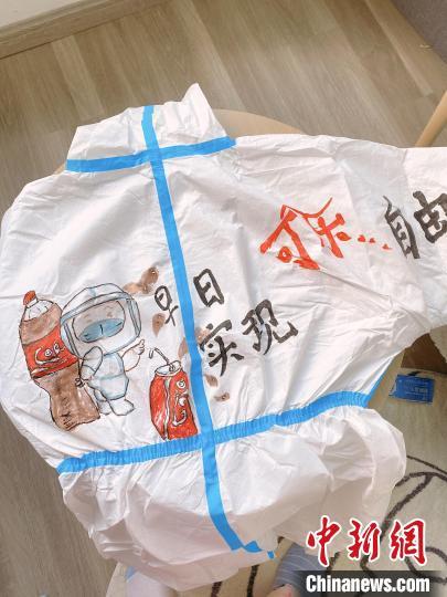 “戰(zhàn)袍畫手”韓文文的“大白”作品 九里亭街道黨群辦供圖