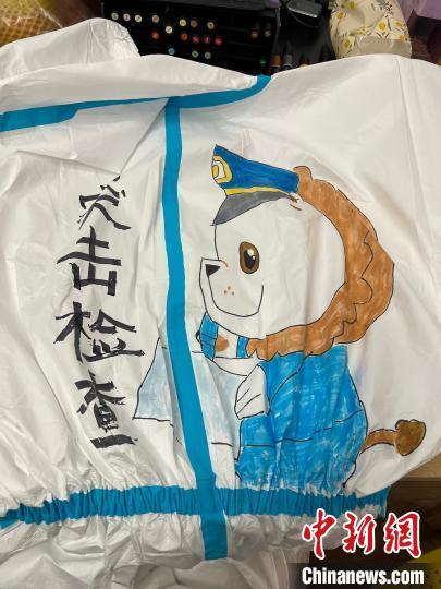 “戰(zhàn)袍畫手”蔣羽幽的“大白”作品 九里亭街道黨群辦供圖
