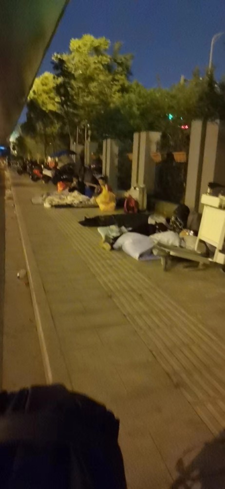 施宇拍下虹桥站附近的露宿者。受访者供图