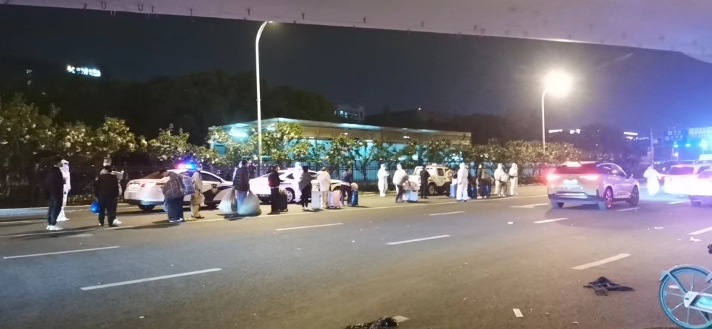 人们正在排队接受检查。受访者供图