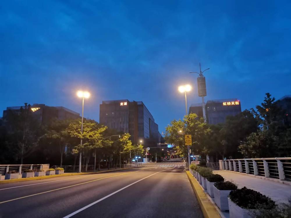 施宇骑行前往高铁路上拍下的晚霞。受访者供图