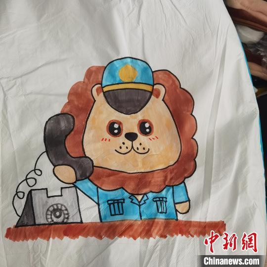 “戰(zhàn)袍畫手”唐丹的“大白”作品 九里亭街道黨群辦供圖