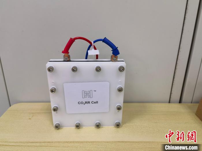 固态电解质反应器。 研究团队 供图
