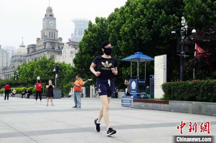 跑步的市民說：“兩個(gè)月沒跑了，第一跑一定要到外灘?！?湯彥俊 攝