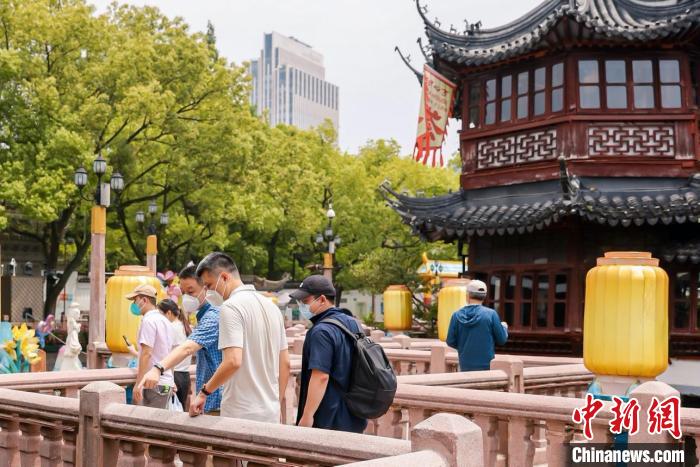 豫園商城全面復(fù)工，市民實(shí)名預(yù)約入園后，走上久違的九曲橋。 復(fù)星供圖