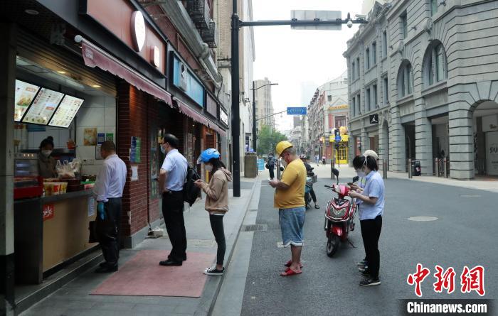 早餐店前排起了購買的隊(duì)伍。 湯彥俊 攝