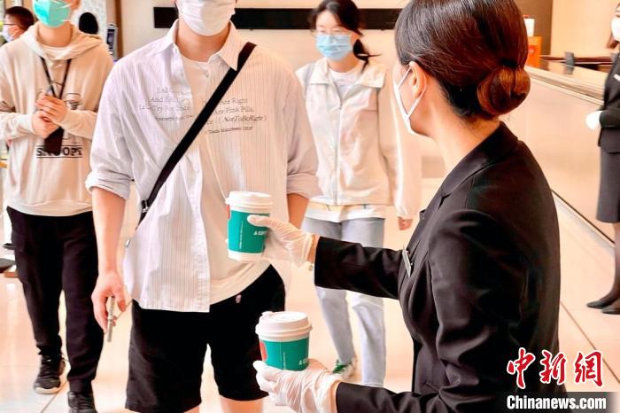 BFC外灘金融中心寫字樓為復(fù)工租戶提供暖心咖啡。 復(fù)星供圖