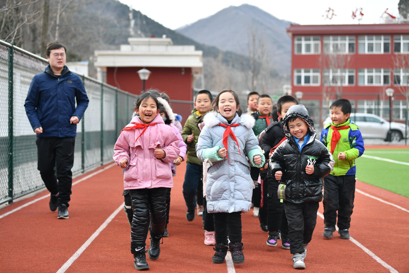 2020年12月29日，陜西省銅川市耀州區(qū)照金鎮(zhèn)北梁紅軍小學(xué)學(xué)生在操場(chǎng)跑步。