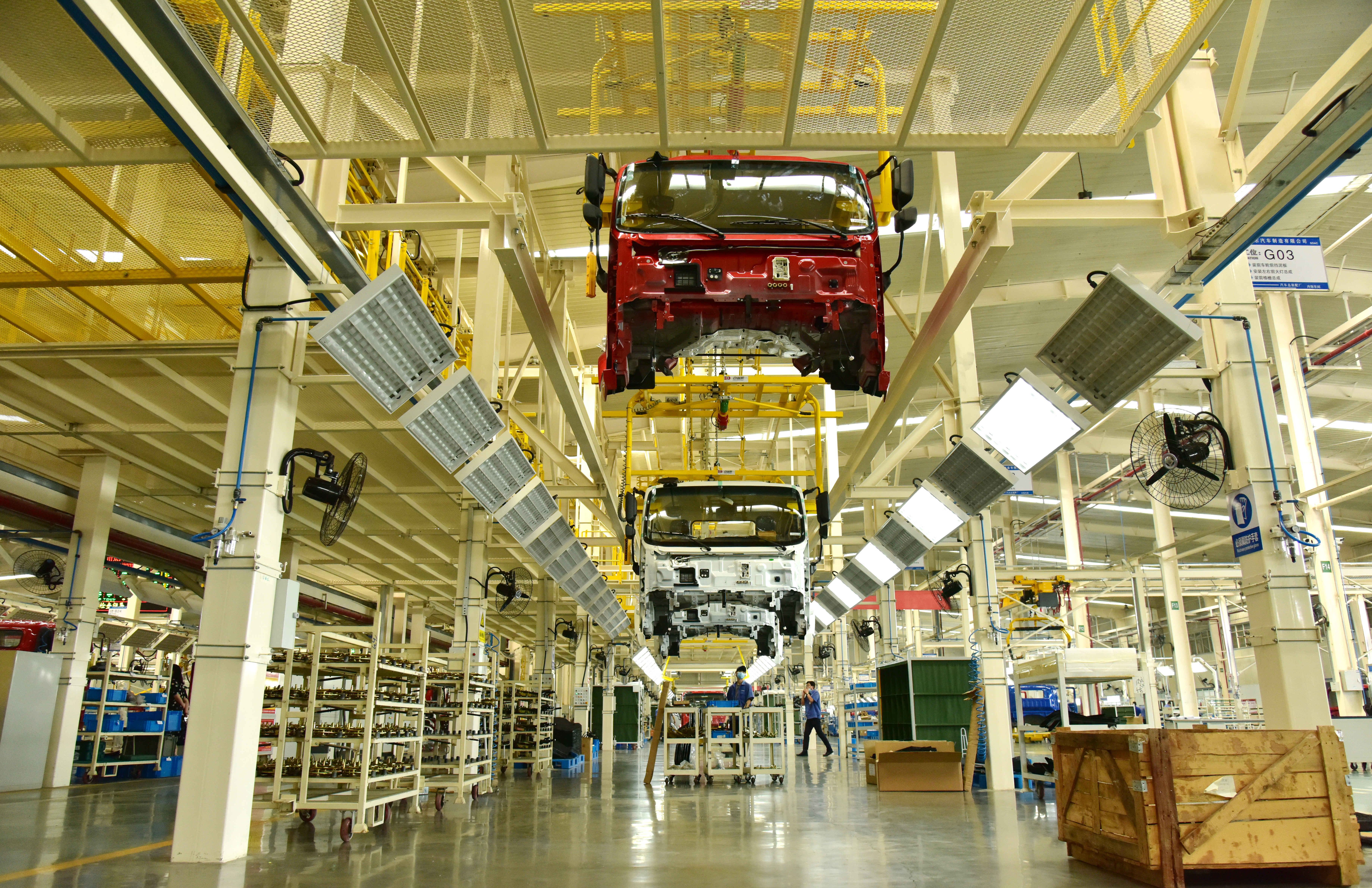 新能源商用车产业园内的山东汽车制造有限公司,现代化生产线有序运转