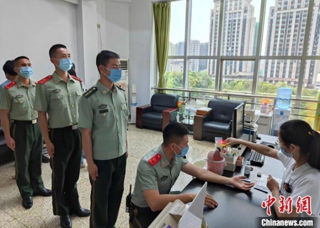血库告急武警官兵紧急献血救助热射病患者