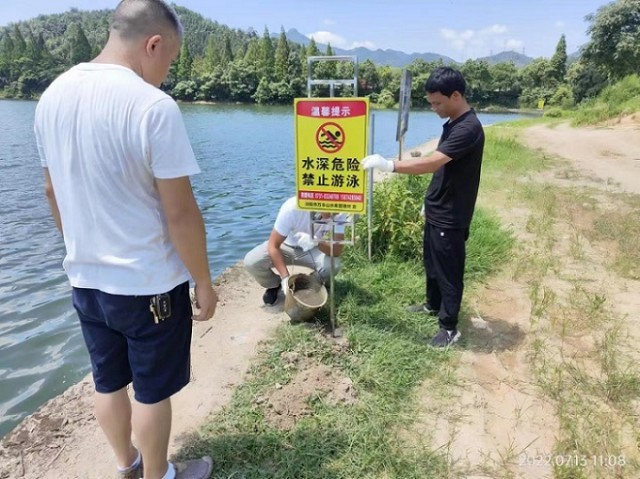 水库工作人员正安装安全警示标牌。单位供图