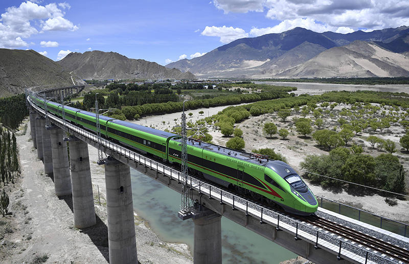 2022年6月22日，復(fù)興號(hào)列車(chē)行駛在西藏山南境內(nèi)。