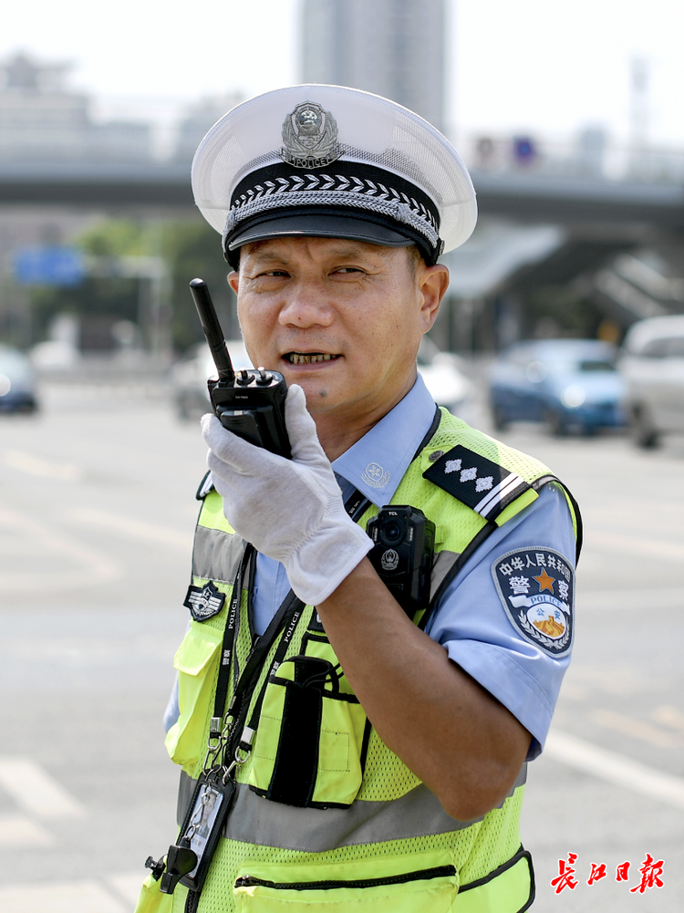 跟着总书记看中国丨英雄的人民再立新功