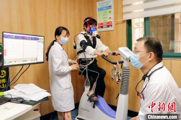 杨宏发是同事眼中爱岗敬业、勤勉务实的劳模。 南华大学供图