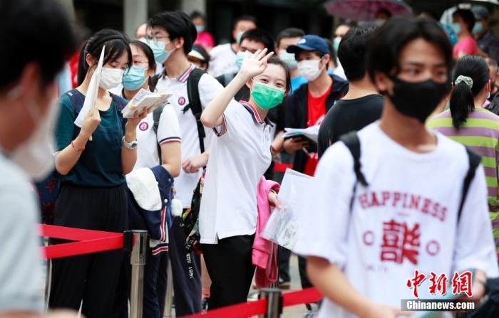 資料圖：今年7月上海一名考生在進入考場前向家長揮手致意 <a target='_blank' href='/'>中新社</a>記者 湯彥俊攝