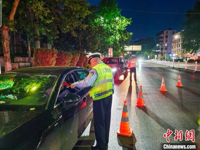 资料图：交警设卡查酒驾。 安徽省公安厅交警总队供图