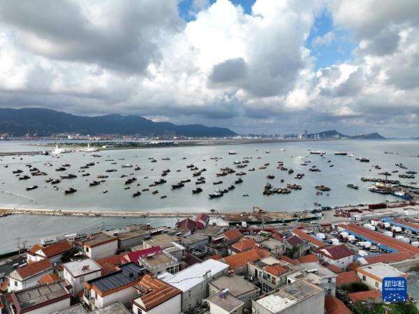 台风“梅花”逼近 船只进港避风