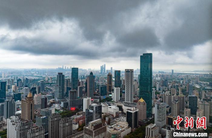 13日，受台风“梅花”外围影响的南京上空。 泱波 摄