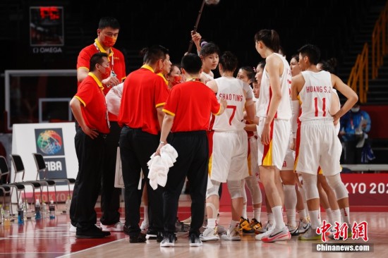 資料圖：東京奧運(yùn)會(huì)女子籃球1/4決賽中，中國女籃70：77不敵塞爾維亞女籃，止步八強(qiáng)。 <a target='_blank' data-cke-saved-href='/' href='/'><p align=