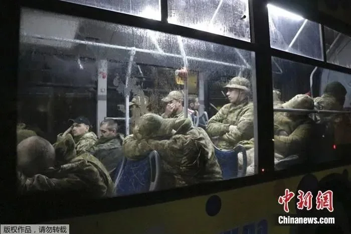資料圖：亞速鋼鐵廠的烏克蘭軍人乘坐公共汽車撤離。