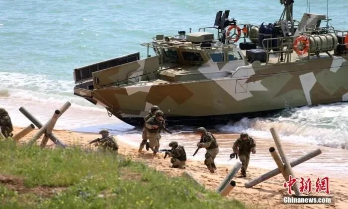 資料圖：俄軍在克里米亞地區(qū)舉行大型跨軍種演習(xí)。中新社發(fā) 俄羅斯國(guó)防部供圖
