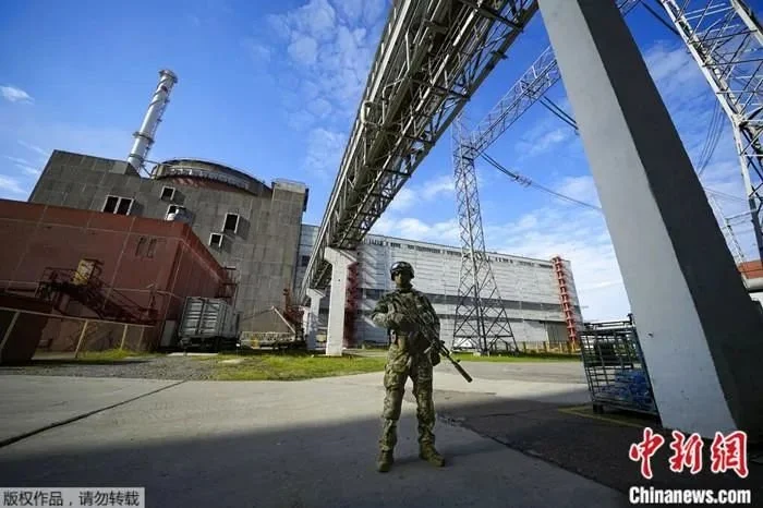 資料圖：一名俄士兵在烏克蘭扎波羅熱核電站地區(qū)守衛(wèi)。