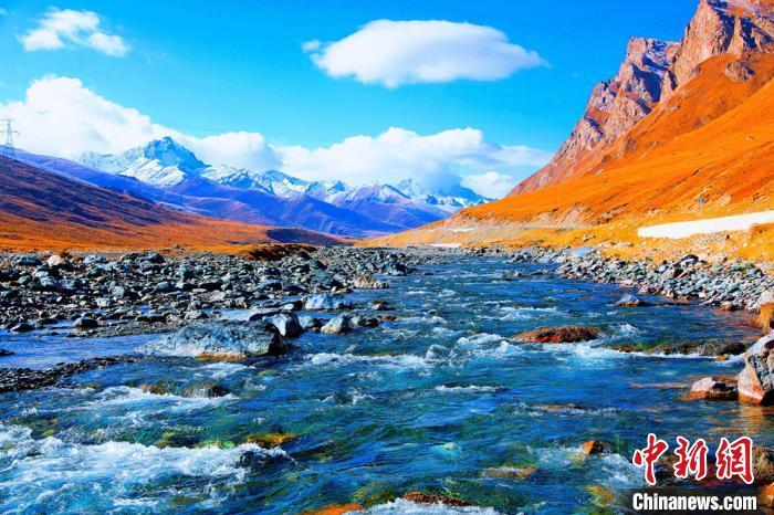资料图：涧水与周边景物构成如画秋景。杨厚伟 摄