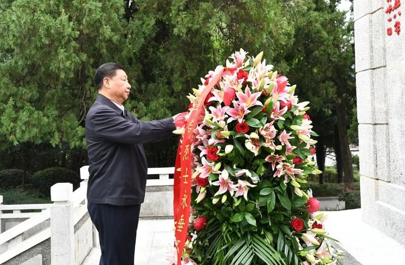 2019年9月16日至18日，习近平在河南考察。这是16日下午，习近平来到位于信阳市新县的鄂豫皖苏区首府烈士陵园，瞻仰革命烈士纪念碑，向革命先烈敬献花篮。新华社记者 谢环驰 摄