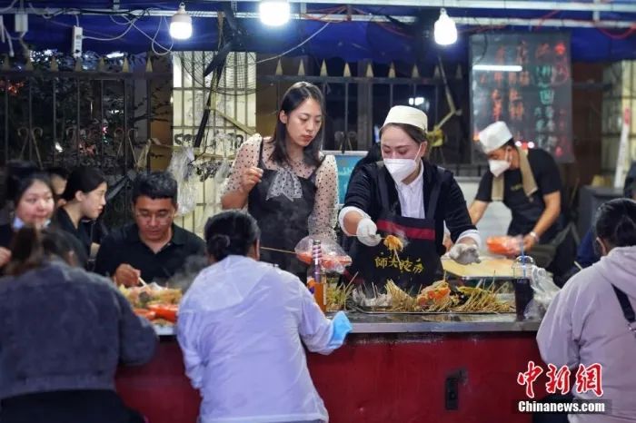 哈尔滨师大夜市，市民们现场享用美食。<a target='_blank' href='/'><p align=