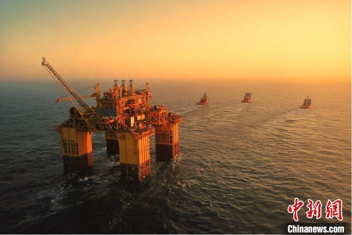 “深海一号”能源站在3艘大马力拖轮牵引下奔赴目标海域。 中国海油 供图 摄