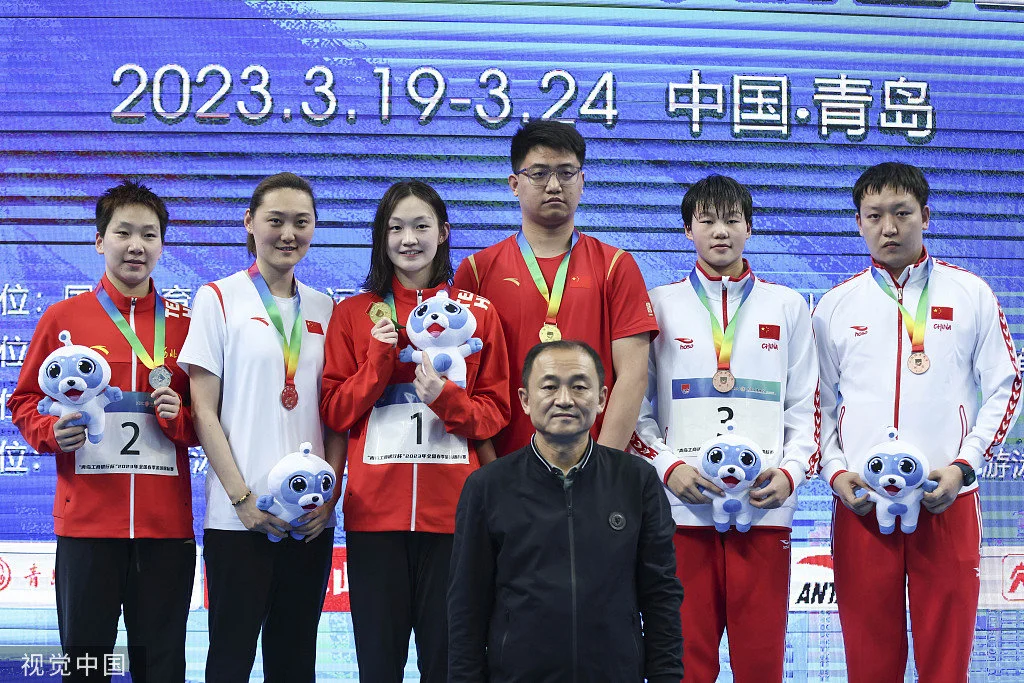 李冰洁（左三）和队友赢得4×100米自由泳接力金牌。